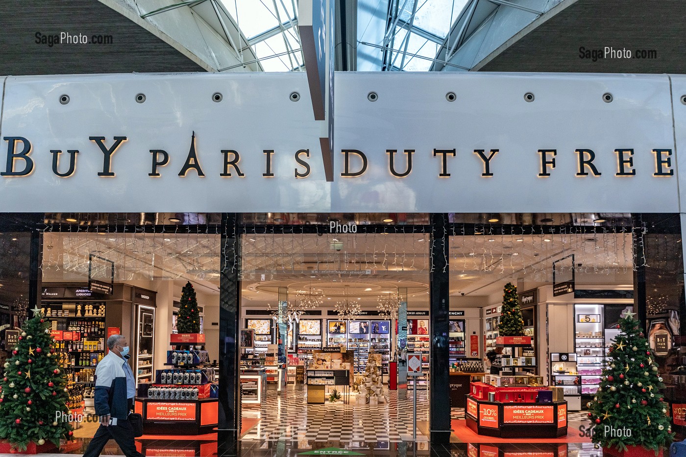 BOUTIQUES DE LUXE EN DUTY FREE (DETAXE BUY PARIS) AEROPORT DE ROISSY-CHARLES-DE-GAULLE, PARIS, FRANCE 