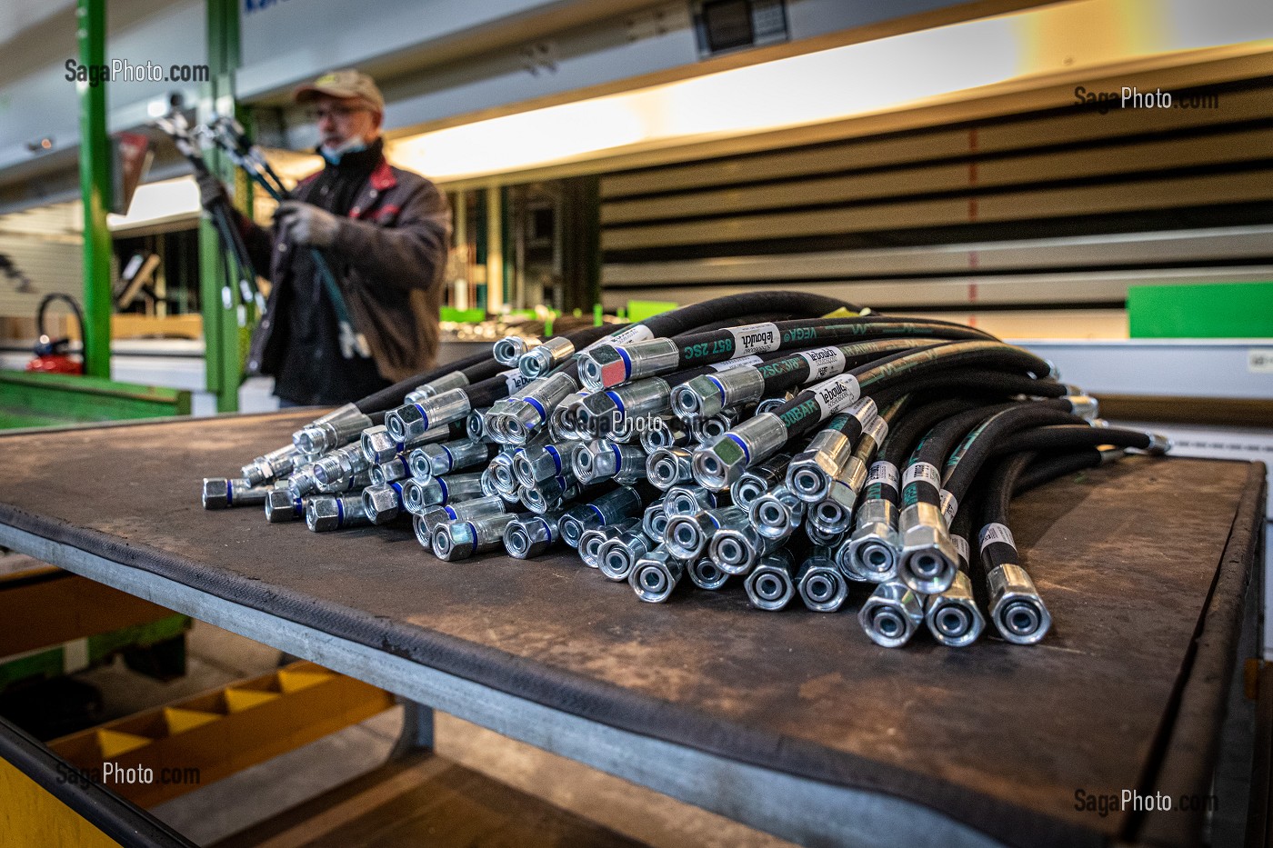 FLEXIBLES DE FREINS DEVANT LE KARDEX POUR LE STOCKAGE DES PIECES POUR LA FABRICATION DE REMORQUES ET MATERIEL AGRICOLES, ENTREPRISE JLB LEBOUCH, LA VIEILLE-LYRE, EURE, NORMANDIE, FRANCE 