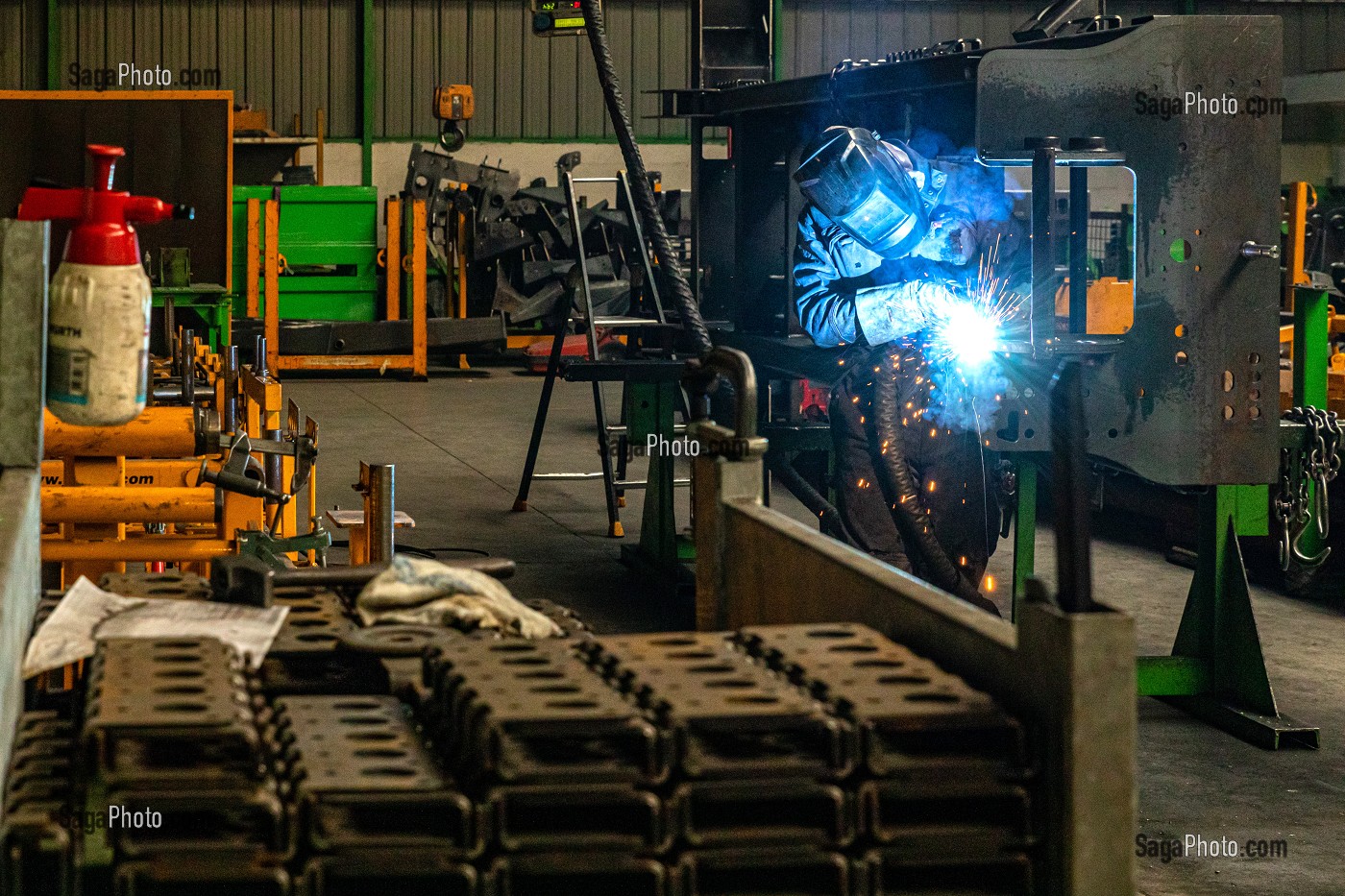 ATELIER DE SOUDURE, FABRICATION DE REMORQUES ET MATERIEL AGRICOLES, ENTREPRISE JLB LEBOUCH, LA VIEILLE-LYRE, EURE, NORMANDIE, FRANCE 