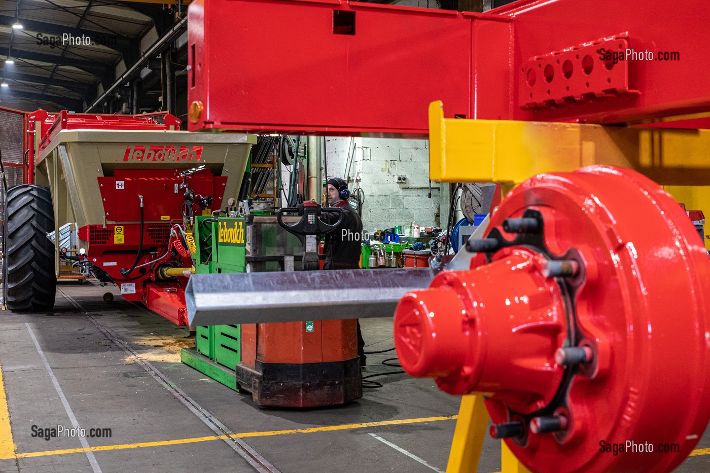 ATELIER D'ASSEMBLAGE ET DE MONTAGE, FABRICATION DE REMORQUES ET MATERIEL AGRICOLES, ENTREPRISE JLB LEBOUCH, LA VIEILLE-LYRE, EURE, NORMANDIE, FRANCE 