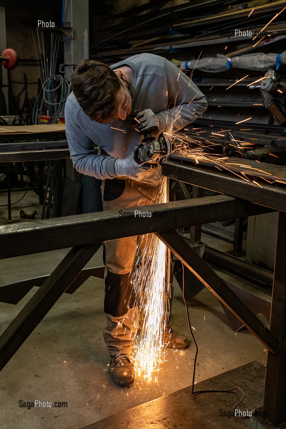 ATELIER DE SOUDURE ET PONCAGE DU METAL, FERRONNERIE D'ART, FORGE DE BEAUMAIS, GOUVILLE, MESNIL-SUR-ITON, EURE, NORMANDIE, FRANCE 