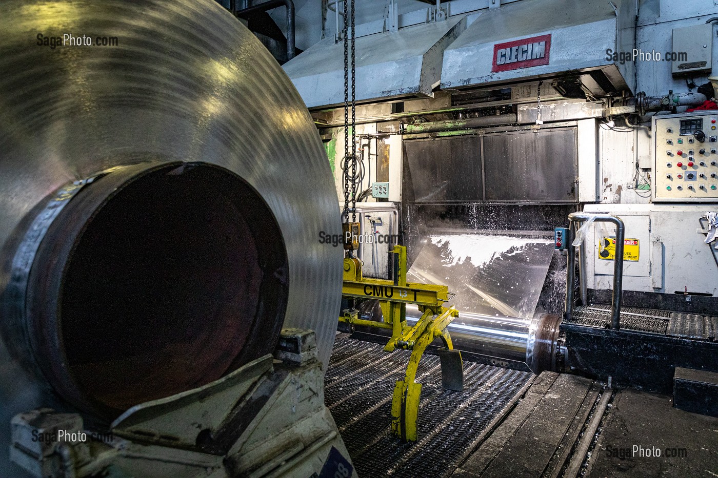 LAMINAGE DU METAL, BOBINE D'ALUMINIUM DEVANT LE LAMINOIR, USINE EUROFOIL, SOCIETE SPECIALISEE DANS LA METALLURGIE DE L'ALUMINIUM, RUGLES, EURE, NORMANDIE, FRANCE 