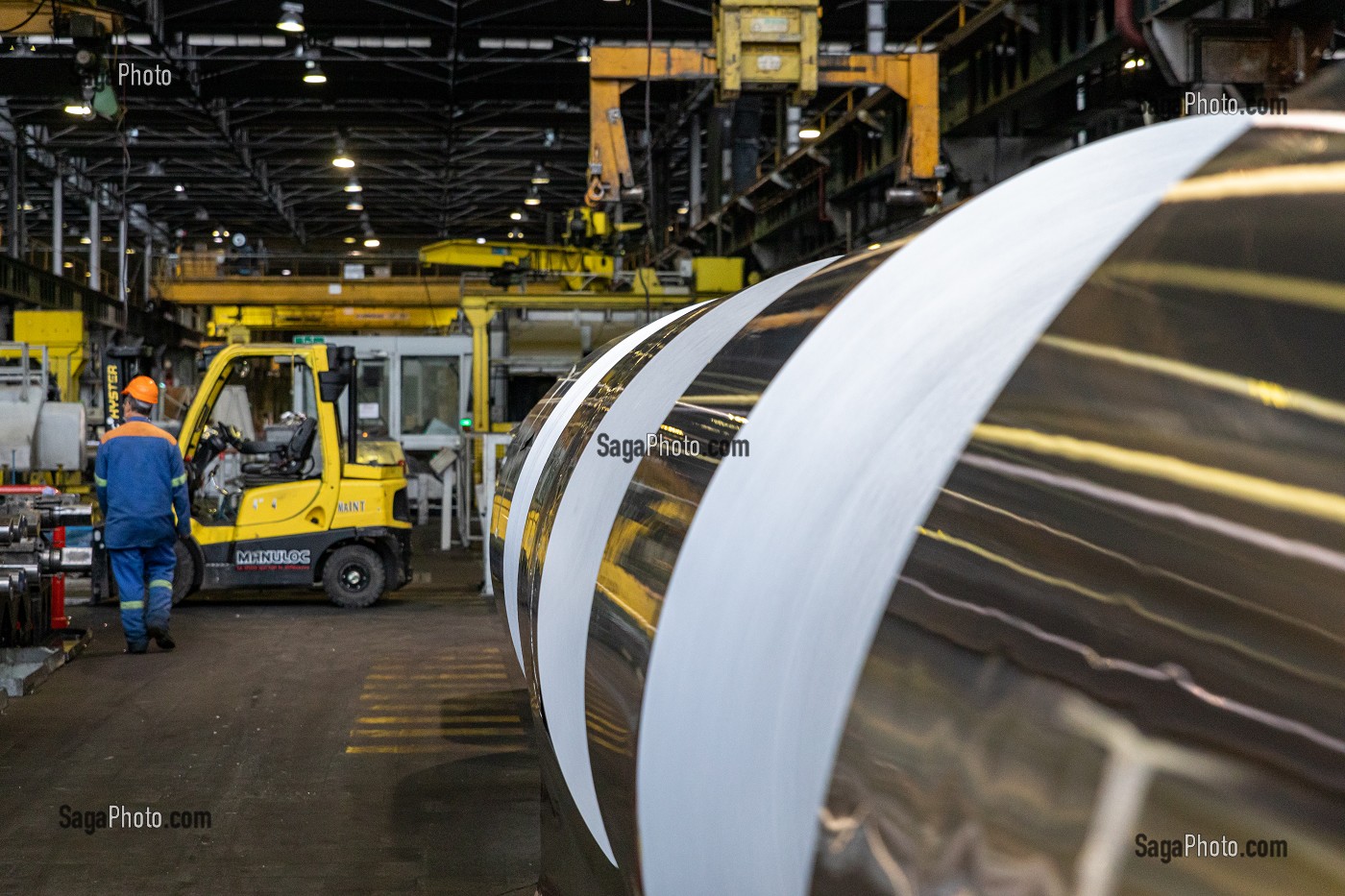 STOCKAGE DES BOBINES D'ALUMINIUM EN ATTENTE DE LAMINAGE, USINE EUROFOIL, SOCIETE SPECIALISE DA LA METALLURGIE DE L'ALUMINIUM, RUGLES, EURE, NORMANDIE, FRANCE 