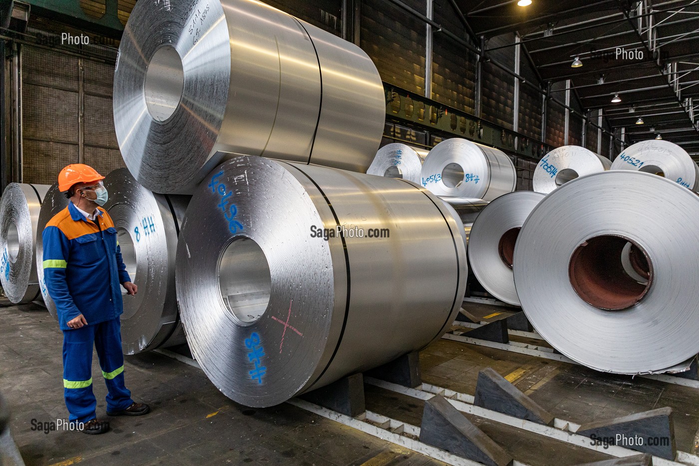 STOCKAGE DES BOBINES D'ALUMINIUM AVANT LE LAMINAGE, USINE EUROFOIL, SOCIETE SPECIALISEE DANS LA METALLURGIE DE L'ALUMINIUM, RUGLES, EURE, NORMANDIE, FRANCE 