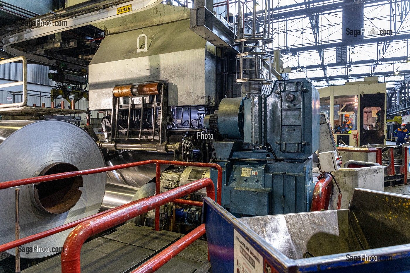 LAMINAGE DU METAL, BOBINE D'ALUMINIUM DEVANT LE LAMINOIR, USINE EUROFOIL, SOCIETE SPECIALISEE DANS LA METALLURGIE DE L'ALUMINIUM, RUGLES, EURE, NORMANDIE, FRANCE 