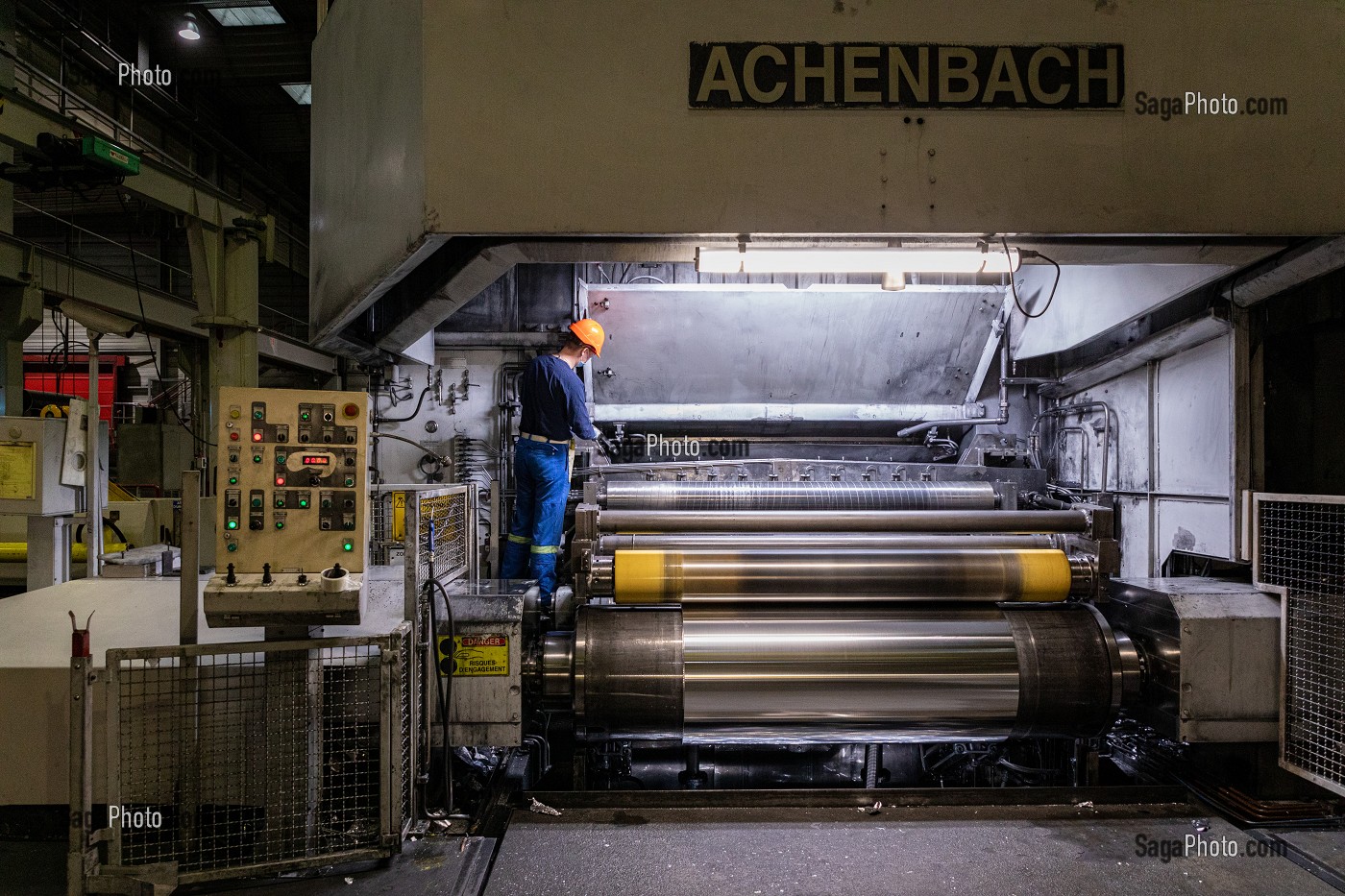 LAMINAGE DU METAL, BOBINE DE FEUILLES D'ALUMINIUM AVEC L'OUVRIER DEVANT SON LAMINOIR, USINE EUROFOIL, SOCIETE SPECIALISEE DANS LA METALLURGIE DE L'ALUMINIUM, RUGLES, EURE, NORMANDIE, FRANCE 