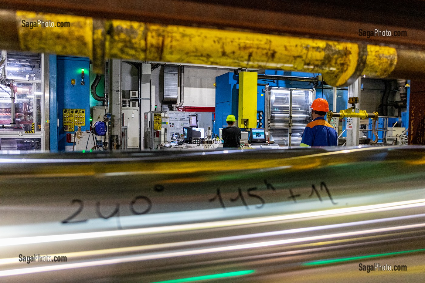 LAMINOIRS POUR REDUIRE L'EPAISSEUR DES FEUILLES D'ALUMINIUM, USINE EUROFOIL, SOCIETE SPECIALISEE DANS LA METALLURGIE DE L'ALUMINIUM, RUGLES, EURE, NORMANDIE, FRANCE 