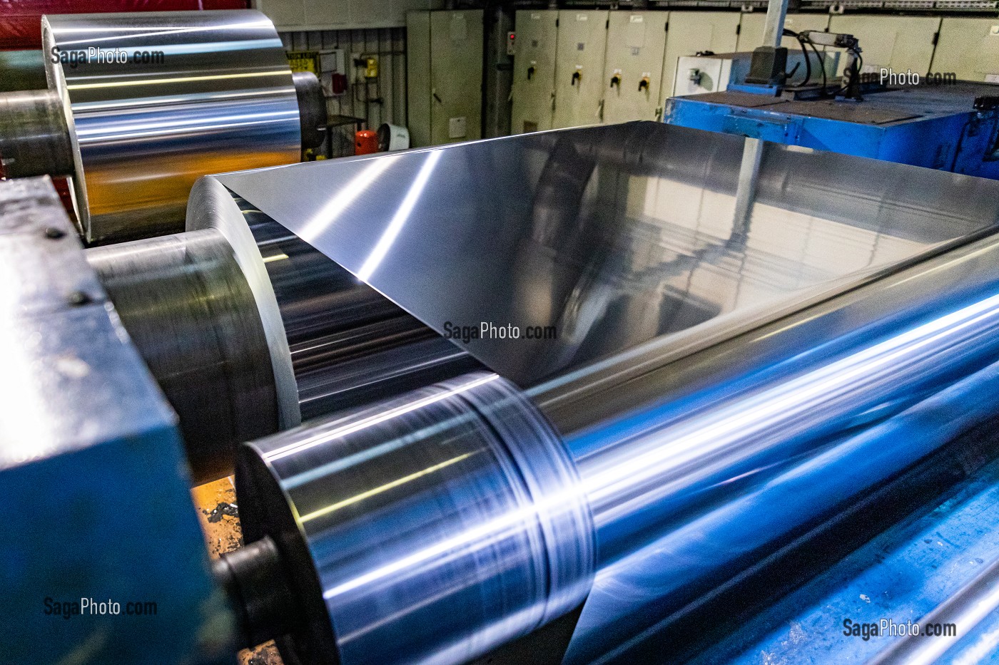 LAMINAGE DU METAL, BOBINE D'ALUMINIUM DANS SON LAMINOIR, USINE EUROFOIL, SOCIETE SPECIALISEE DANS LA METALLURGIE DE L'ALUMINIUM, RUGLES, EURE, NORMANDIE, FRANCE 