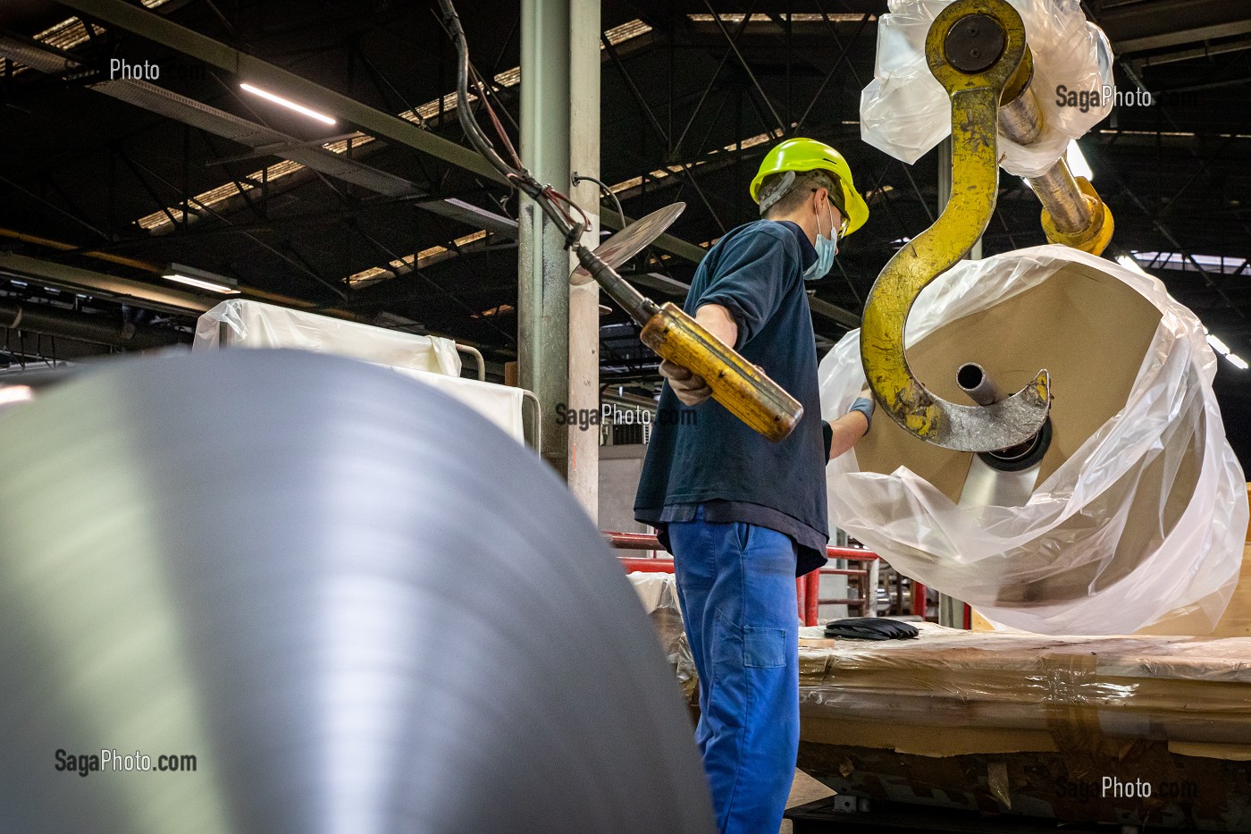 EMBALLAGE DES BOBINES D'ALUMINIUM PRETE A PARTIR POUR LE CLIENT, USINE EUROFOIL, SOCIETE SPECIALISEE DANS LA METALLURGIE DE L'ALUMINIUM, RUGLES, EURE, NORMANDIE, FRANCE 