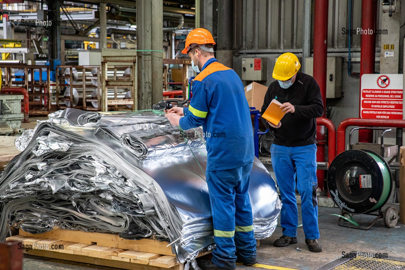 CHUTE DE BOBINES POUR LE RECYCLAGE ET LA REFONTE, USINE EUROFOIL, SOCIETE SPECIALISEE DANS LA METALLURGIE DE L'ALUMINIUM, RUGLES, EURE, NORMANDIE, FRANCE 