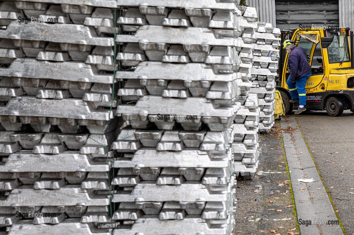 LINGOTS D'ALUMINIUM, MATIERE PREMIERE POUR LA FABRICATION DES BOBINES, USINE EUROFOIL, SOCIETE SPECIALISEE DANS LA METALLURGIE DE L'ALUMINIUM, RUGLES, EURE, NORMANDIE, FRANCE 