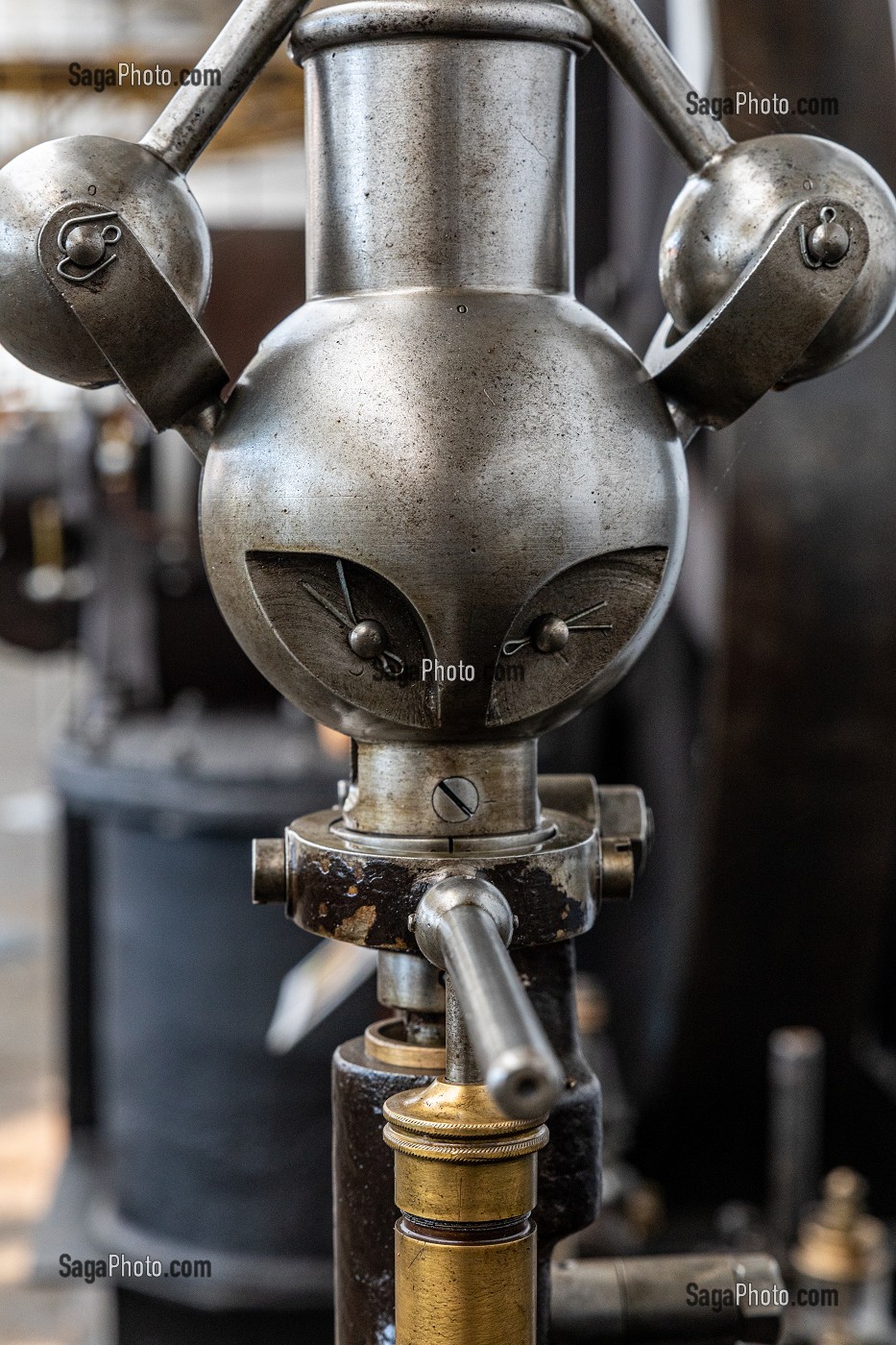 DETAIL D'UN MOTEUR A GAZ AVEC UN REGULATEUR DE WATT, MUSEE VIVANT DE L'ENERGIE, RAI, ORNE, NORMANDIE, FRANCE 