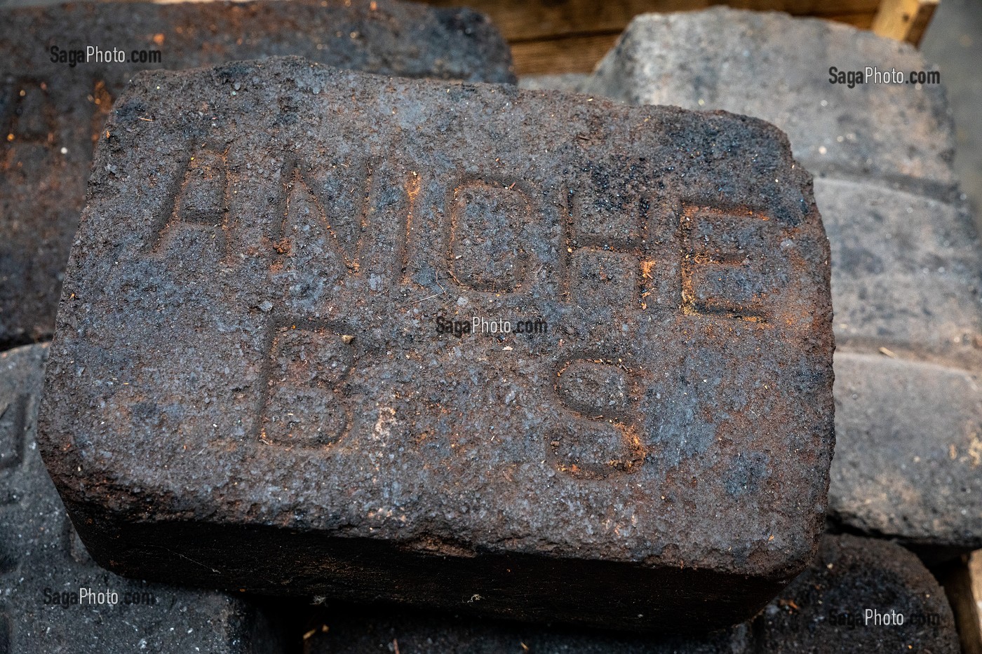 BRIQUE DE CHARBON ANICHE POUR CHAUDIERE DE LOCOMOTIVE, MUSEE VIVANT DE L'ENERGIE, RAI, ORNE, NORMANDIE, FRANCE 