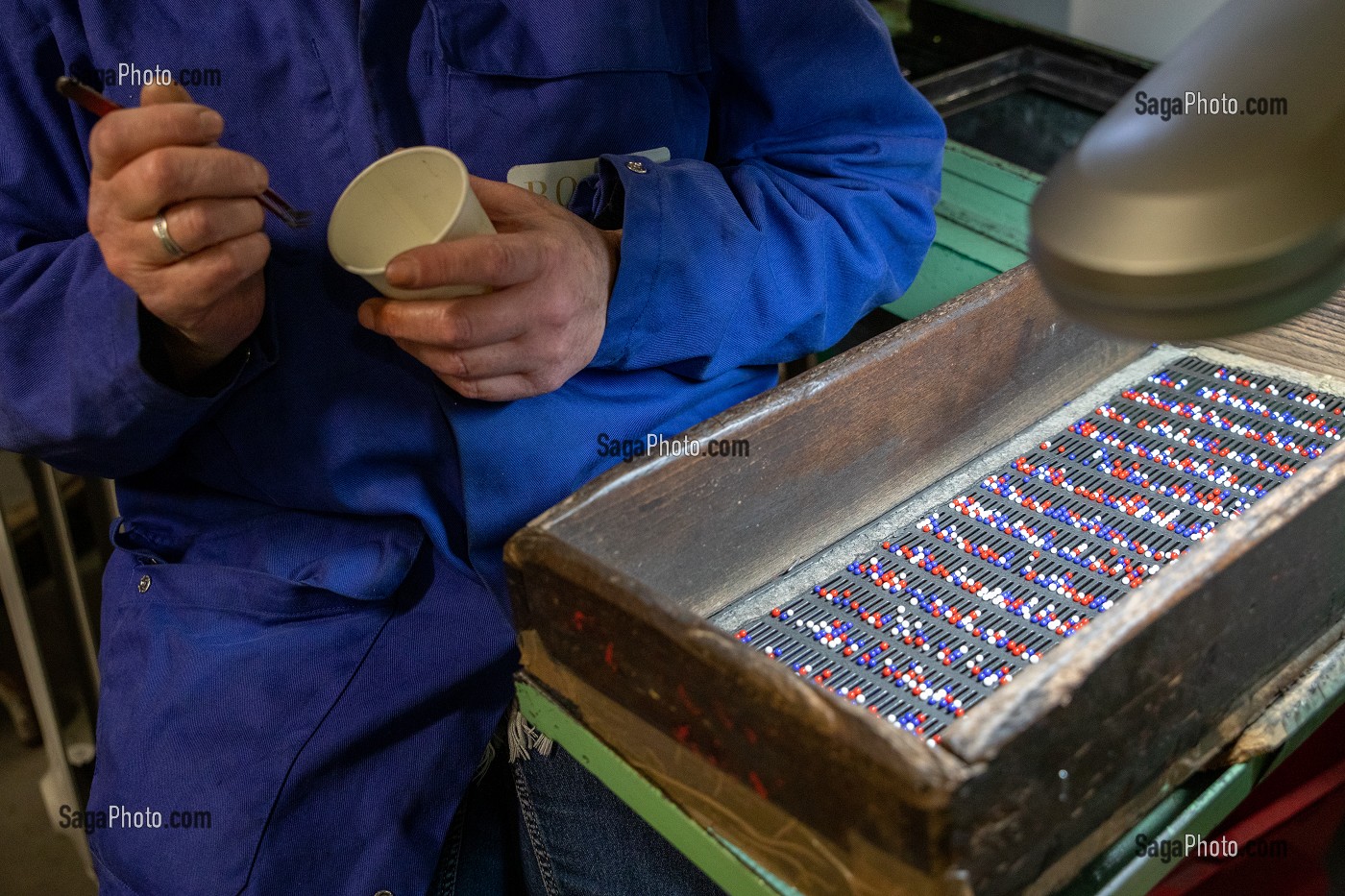 TRI MANUEL DES EPINGLES A TETE DE VERRE DE MURANO, USINE DE LA MANUFACTURE BOHIN, CONSERVATOIRE VIVANT DE L’AIGUILLE ET DE L’EPINGLE, SAINT-SULPICE-SUR-RISLE, ORNE (61), FRANCE 