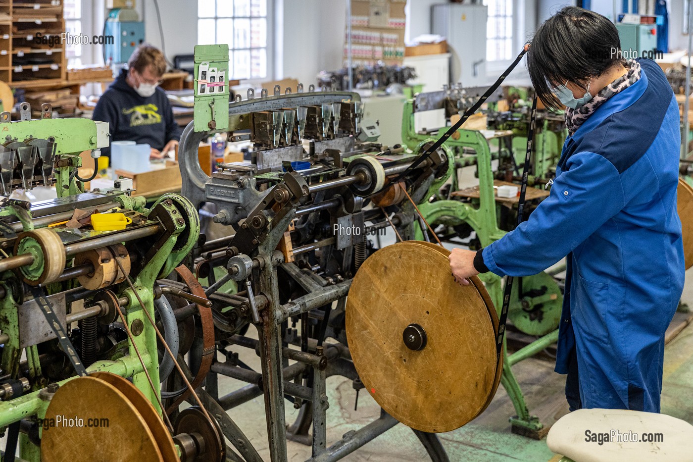 OUVRIERE A L'ENFILAGE DES AIGUILLES SUR DES BOBINES DE TISSUS AVANT EMBALLAGE FINAL, USINE DE LA MANUFACTURE BOHIN, CONSERVATOIRE VIVANT DE L’AIGUILLE ET DE L’EPINGLE, SAINT-SULPICE-SUR-RISLE, ORNE (61), FRANCE 