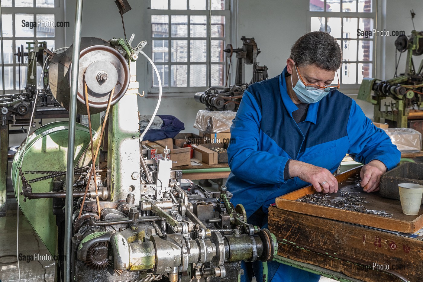 OUVRIERE A LA FABRICATION DES EPINGLES DE SECURITE (EPINGLES A NOURRICE), USINE DE LA MANUFACTURE BOHIN, CONSERVATOIRE VIVANT DE L’AIGUILLE ET DE L’EPINGLE, SAINT-SULPICE-SUR-RISLE, ORNE (61), FRANCE 