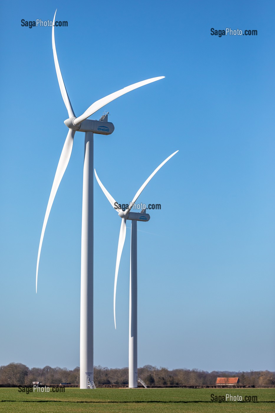 EOLIENNES INSTALLEES DANS LA CAMPAGNE DU DEPARTEMENT DE L'EURE, AUTONOMIE ENERGETIQUE, NORMANDIE, FRANCE 