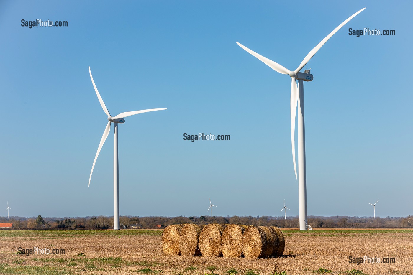 EOLIENNES INSTALLEES DANS LA CAMPAGNE DU DEPARTEMENT DE L'EURE, AUTONOMIE ENERGETIQUE, NORMANDIE, FRANCE 