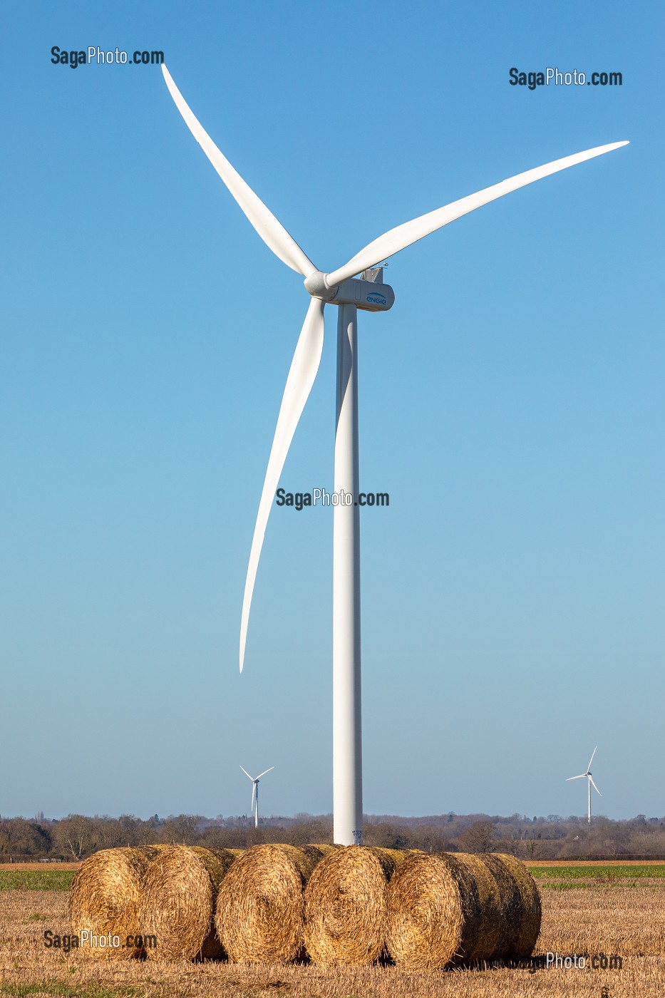 EOLIENNES INSTALLEES DANS LA CAMPAGNE DU DEPARTEMENT DE L'EURE, AUTONOMIE ENERGETIQUE, NORMANDIE, FRANCE 