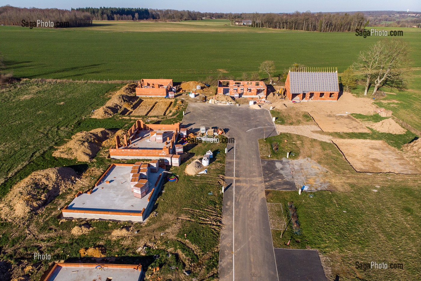 LOTISSEMENT D'HABITATIONS INDIVIDUELLES EN CONSTRUCTION QUI GAGNE DU TERRAIN SUR LES TERRES AGRICOLES, RUGLES, EURE, NORMANDIE, FRANCE 