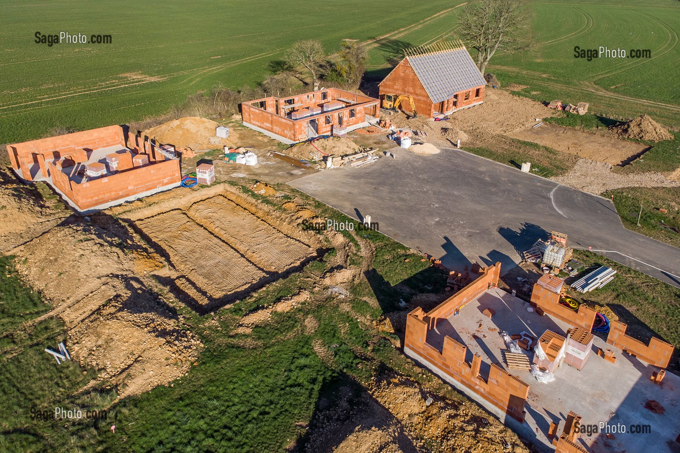 LOTISSEMENT D'HABITATIONS INDIVIDUELLES EN CONSTRUCTION QUI GAGNE DU TERRAIN SUR LES TERRES AGRICOLES, RUGLES, EURE, NORMANDIE, FRANCE 