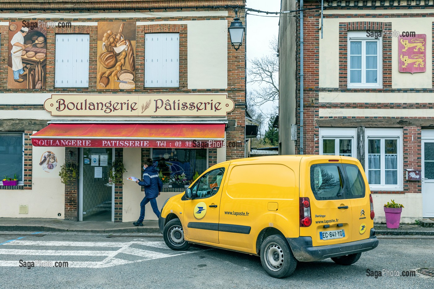 POSTIERE EN CAMPAGNE, DISTRIBUTION DU COURRIER DANS UNE BOULANGERIE FRANCHEVILLE, EURE, NORMANDIE, FRANCE 