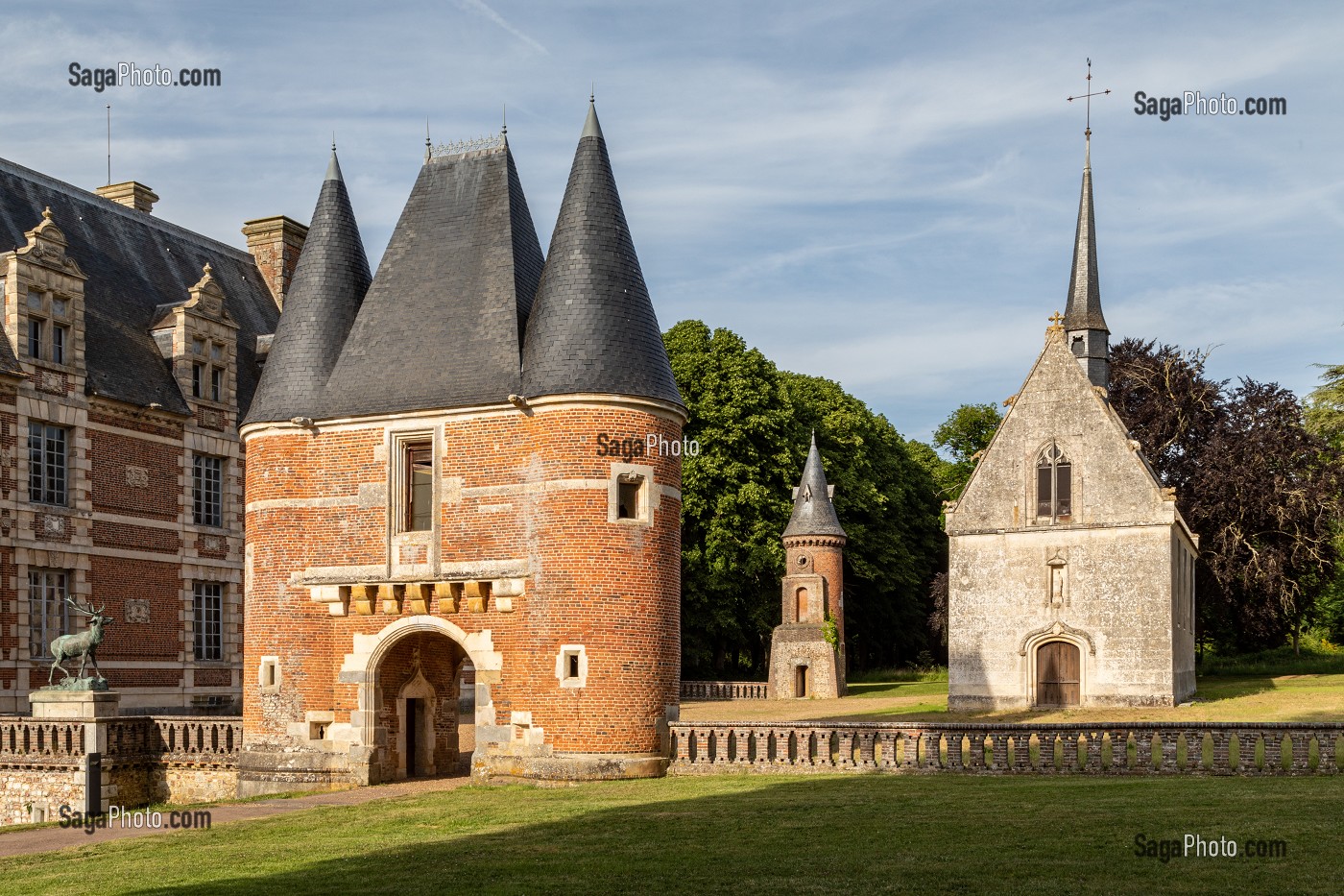 CHATEAU DE CHAMBRAY DU XVI EME SIECLE, SITE CLASSE AUX MONUMENTS HISTORIQUES FRANCAIS QUI ABRITE DANS SON DOMAINE LE LYCEE AGRICOLE, MESNIL-SUR-ITON, EURE, NORMANDIE, FRANCE 