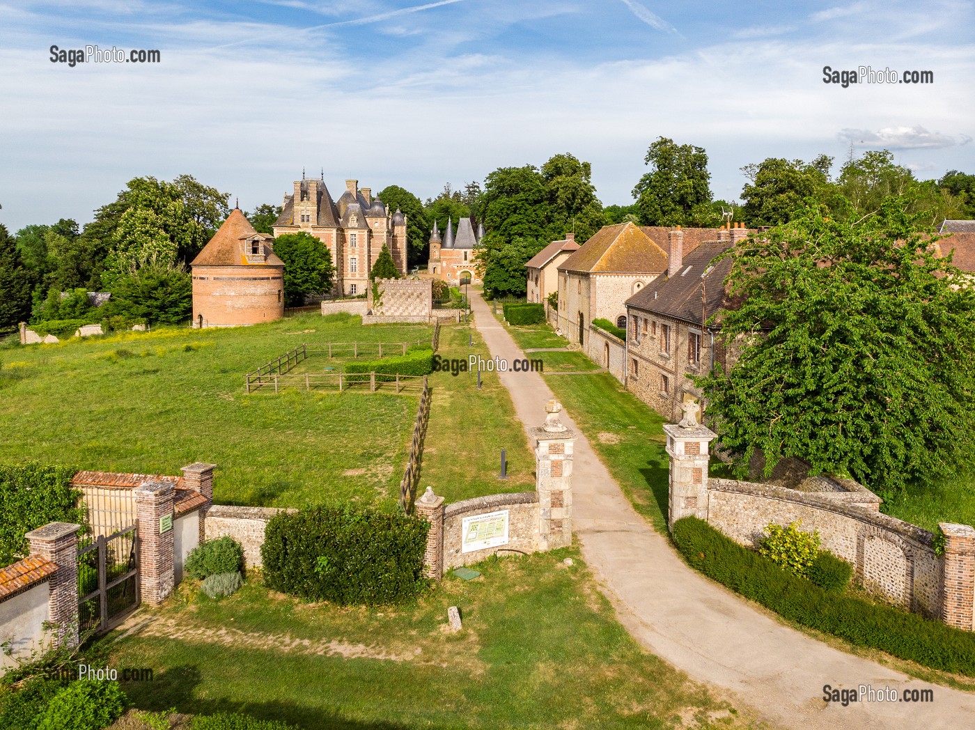 CHATEAU DE CHAMBRAY DU XVI EME SIECLE, SITE CLASSE AUX MONUMENTS HISTORIQUES FRANCAIS QUI ABRITE DANS SON DOMAINE LE LYCEE AGRICOLE, MESNIL-SUR-ITON, EURE, NORMANDIE, FRANCE 