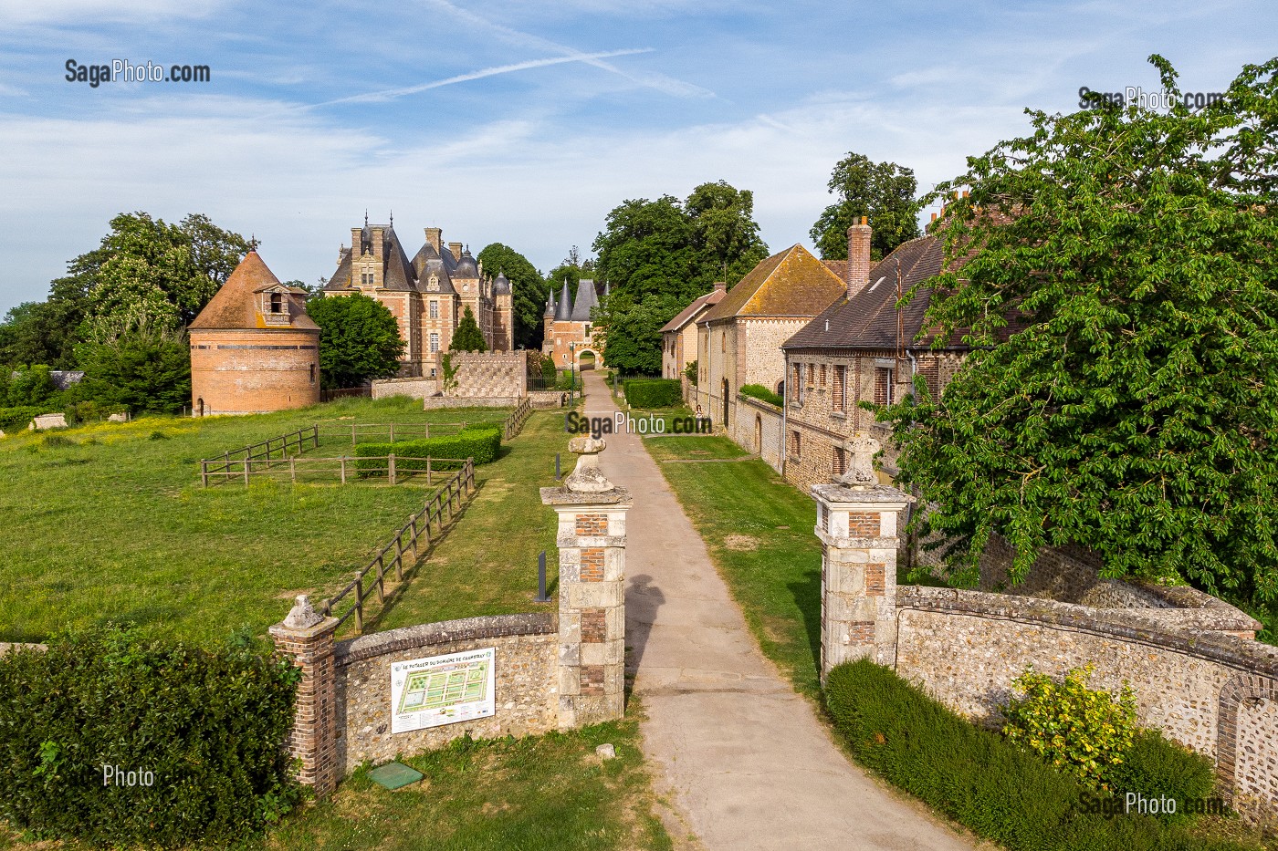 CHATEAU DE CHAMBRAY DU XVI EME SIECLE, SITE CLASSE AUX MONUMENTS HISTORIQUES FRANCAIS QUI ABRITE DANS SON DOMAINE LE LYCEE AGRICOLE, MESNIL-SUR-ITON, EURE, NORMANDIE, FRANCE 