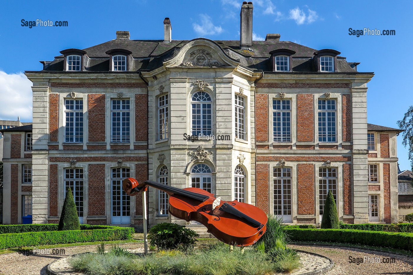 VIOLONCELLE DEVANT L'ECOLE DE MUSIQUE ET DE DANSE, VILLE DE LISIEUX, CALVADOS, NORMANDIE, FRANCE 