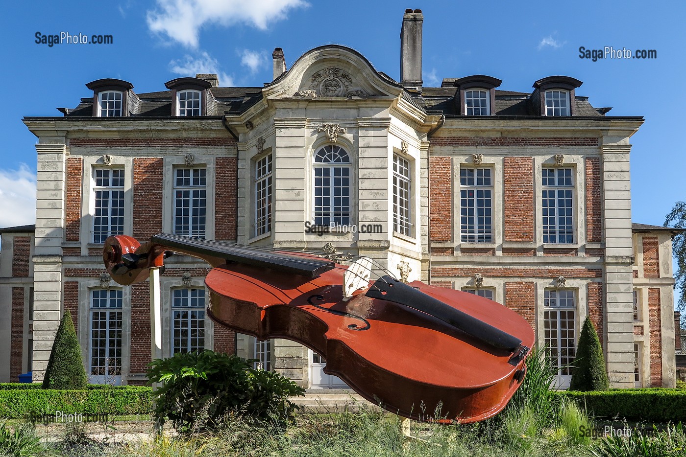 VIOLONCELLE DEVANT L'ECOLE DE MUSIQUE ET DE DANSE, VILLE DE LISIEUX, CALVADOS, NORMANDIE, FRANCE 