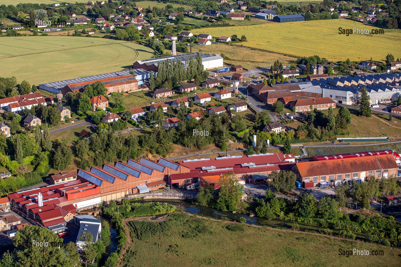 VALLEE DE LA RISLE AVEC LES USINES FRAMATOME ET EUROFOIL, ENTREPRISES D'INDUSTRIE METALLURGIQUE, RUGLES, EURE, NORMANDIE, FRANCE 