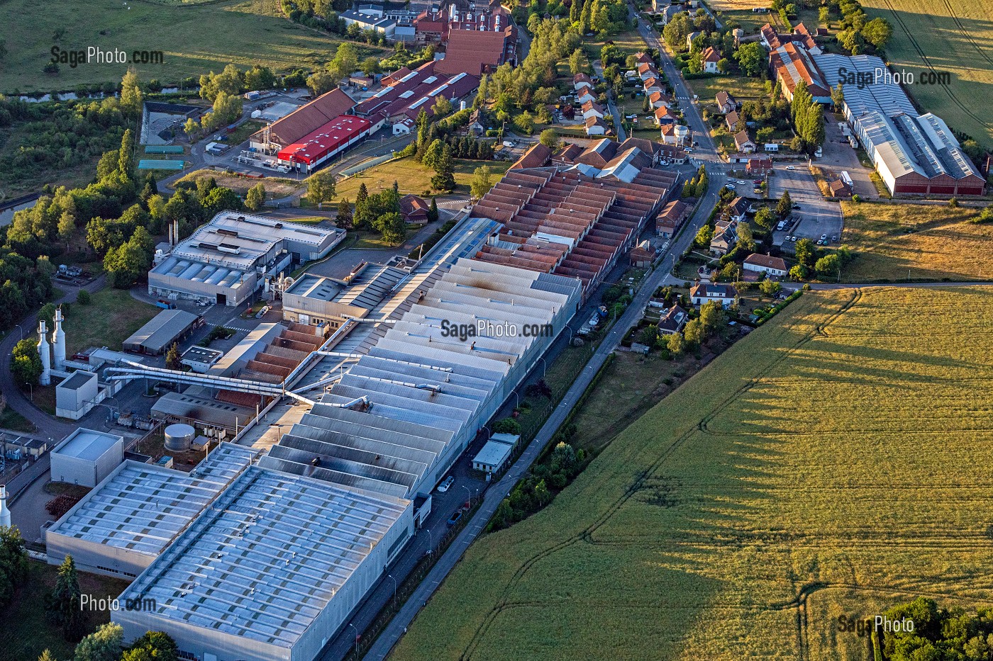 VALLEE DE LA RISLE AVEC LES USINES FRAMATOME ET EUROFOIL, ENTREPRISES D'INDUSTRIE METALLURGIQUE, RUGLES, EURE, NORMANDIE, FRANCE 