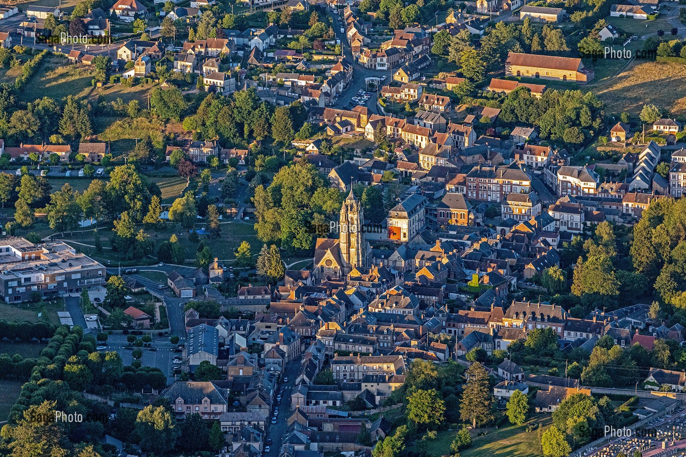 VILLAGE DE RUGLES AVEC SON EGLISE SAINT-GERMAIN DU XIV EME SIECLE, EURE, NORMANDIE, FRANCE 