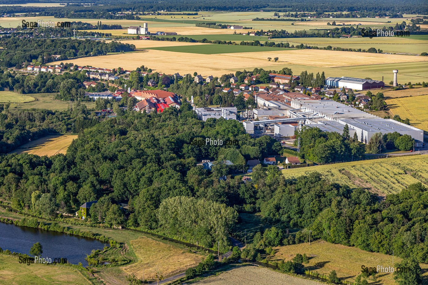 VALLEE DE LA RISLE AVEC LES USINES FRAMATOME ET EUROFOIL, ENTREPRISES D'INDUSTRIE METALLURGIQUE, RUGLES, EURE, NORMANDIE, FRANCE 