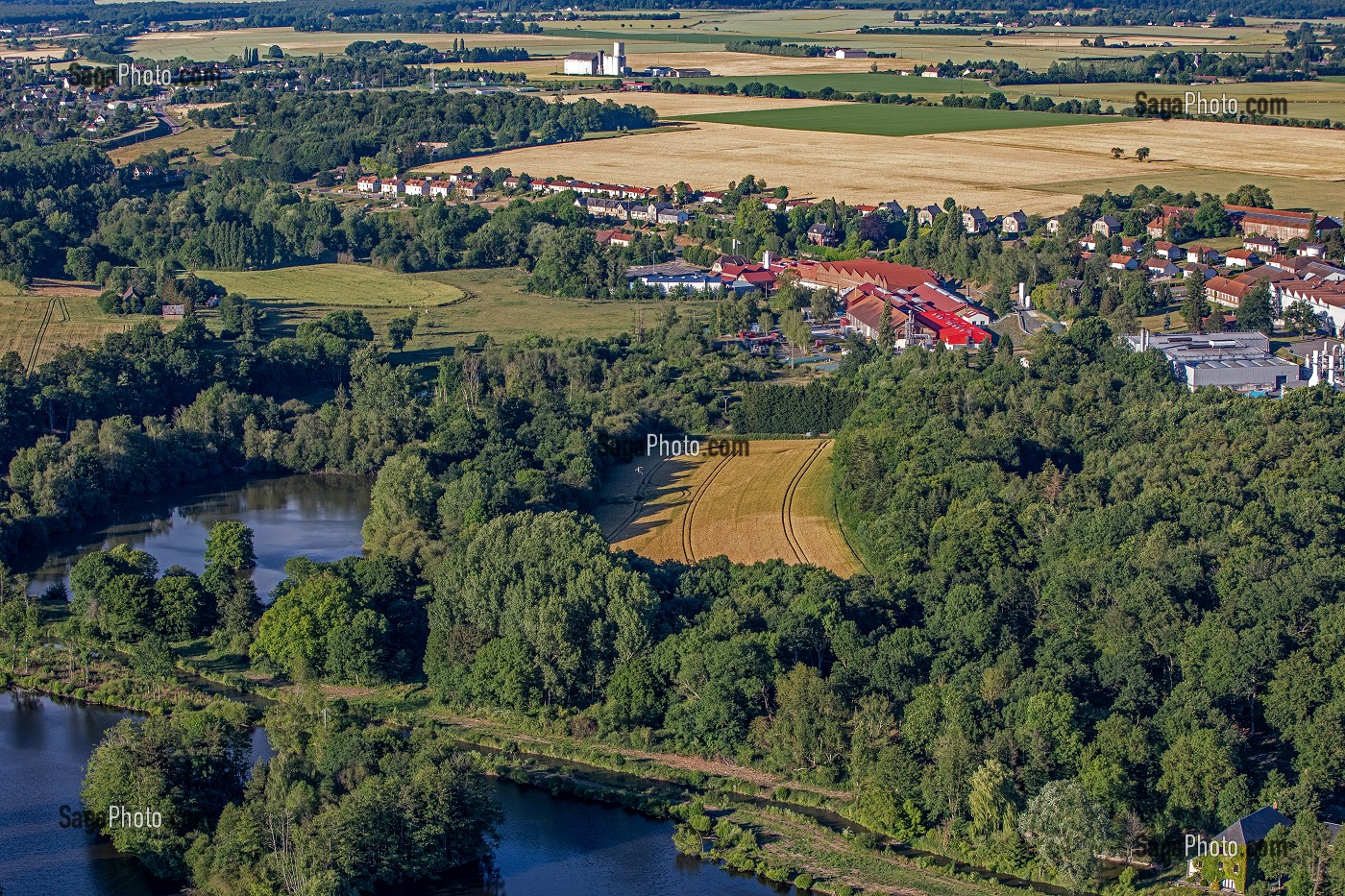 VALLEE DE LA RISLE AVEC LES USINES FRAMATOME ET EUROFOIL, ENTREPRISES D'INDUSTRIE METALLURGIQUE, RUGLES, EURE, NORMANDIE, FRANCE 