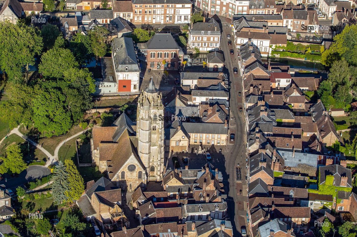 VILLAGE DE RUGLES AVEC SON EGLISE SAINT-GERMAIN DU XIV EME SIECLE, EURE, NORMANDIE, FRANCE 