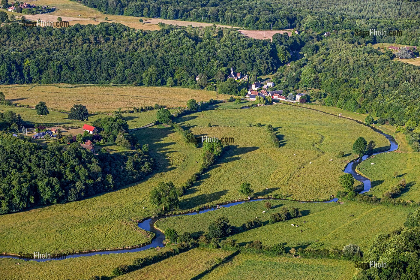 VILLAGE DE CHAMPIGNOLLES, LA VALLEE DE LA RISLE, LA VIEILLE-LYRE, EURE, NORMANDIE, FRANCE 