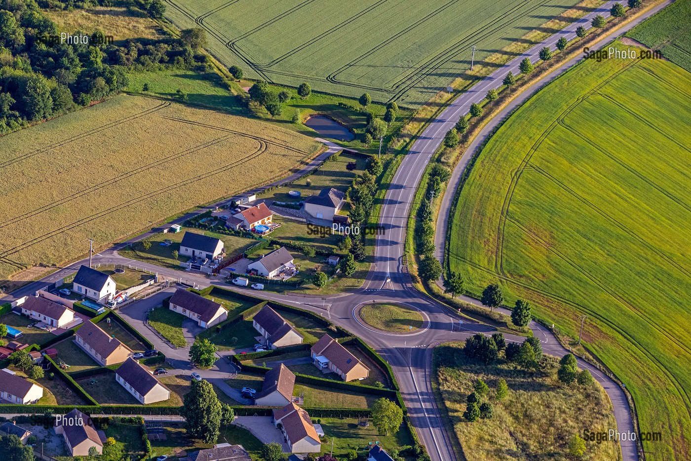 ROND-POINT DANS LA CAMPAGNE AVEC UN LOTISSEMENT DE PAVILLONS, LE COUDRAY, EURE, NORMANDIE, FRANCE 