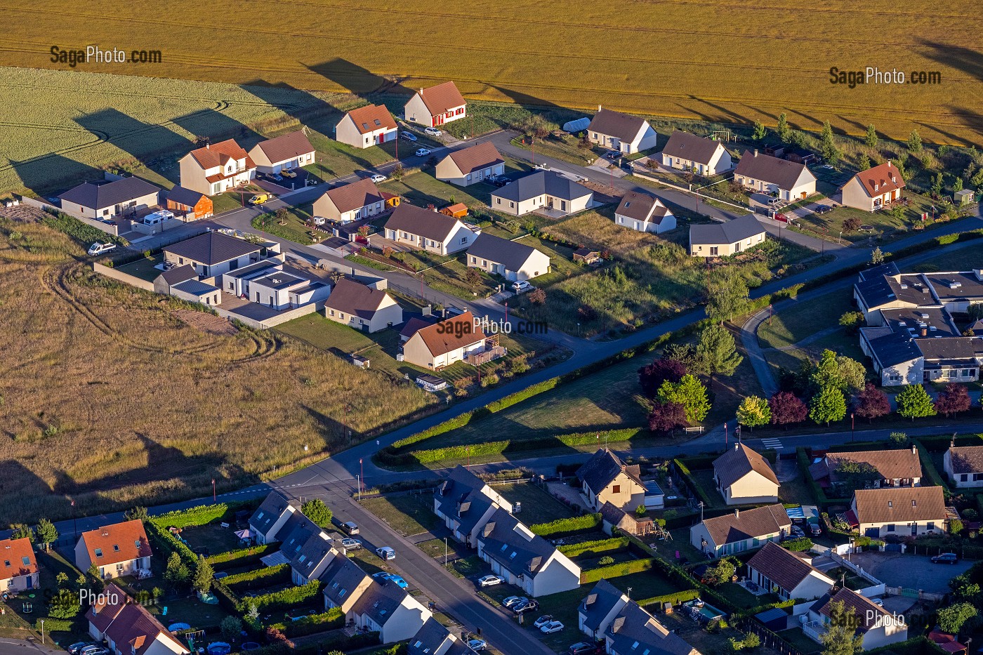 LOTISSEMENT DE MAISONS INDIVIDUELLES QUI GAGNE DU TERRAIN SUR LES TERRAINS AGRICOLES, CAMPAGNE, BRETEUIL, EURE, NORMANDIE, FRANCE 