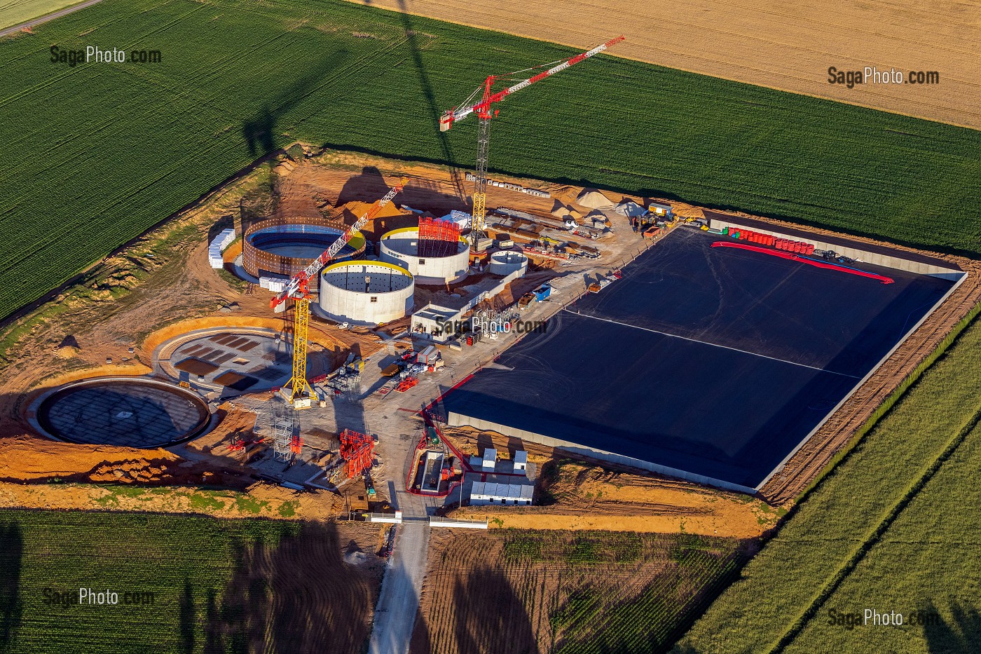 CHANTIER DE CONSTRUCTION D'UNE STATION DE METHANISATION POUR PRODUIRE DU BIOGAZ A PARTIR DE MATIERES ORGANIQUES, BRETEUIL, EURE, NORMANDIE, FRANCE 