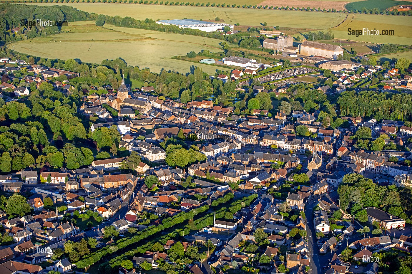 VUE AERIENNE DE LA VILLE DE BRETEUIL, EURE, NORMANDIE, FRANCE 