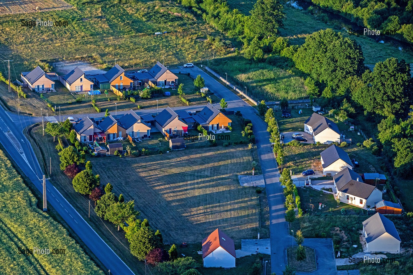 LOTISSEMENT DE MAISONS INDIVIDUELLES QUI GAGNE DU TERRAIN SUR LES TERRAINS AGRICOLES, CAMPAGNE, BOURTH, EURE, NORMANDIE, FRANCE 