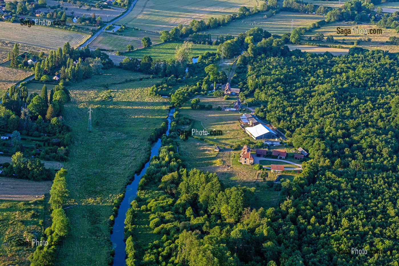 FERME ET FORET DANS LA VALLEE DE L'ITON, BOURTH, EURE, NORMANDIE, FRANCE 