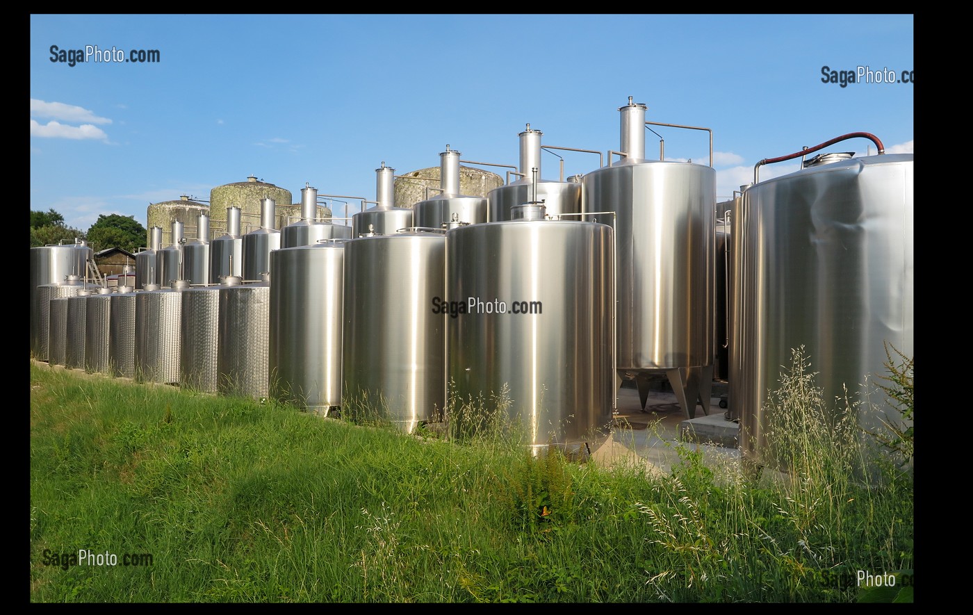 CUVES DE VIN EN INOX, SOCIETE VINI SERVICES, PORT DE BLAYE, GIRONDE, FRANCE 