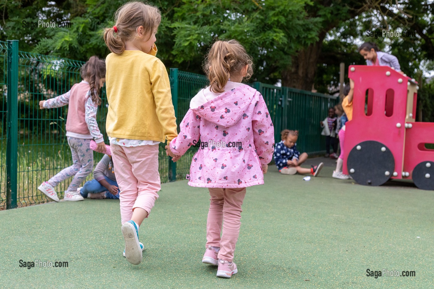 ENFANTS SE TENANT PAR LA MAIN DANS UNE ECOLE ELEMENTAIRE, LOUVIERS, EURE, NORMANDIE, FRANCE 