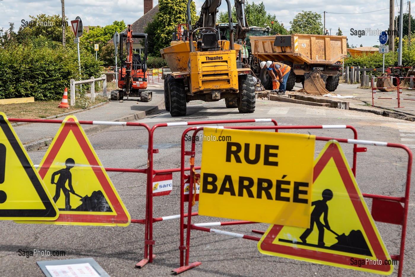 ROUTE BARREE A LA CIRCULATION POUR CAUSE DE TRAVAUX (REMPLACEMENT DES CONDUITES D'EAU SANITAIRE DE LA VILLE), LE NEUBOURG, EURE, NORMANDIE, FRANCE 