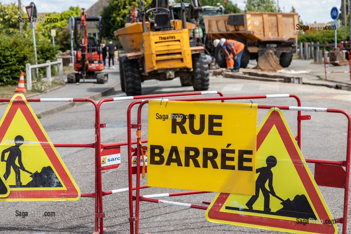 ROUTE BARREE A LA CIRCULATION POUR CAUSE DE TRAVAUX (REMPLACEMENT DES CONDUITES D'EAU SANITAIRE DE LA VILLE), LE NEUBOURG, EURE, NORMANDIE, FRANCE 