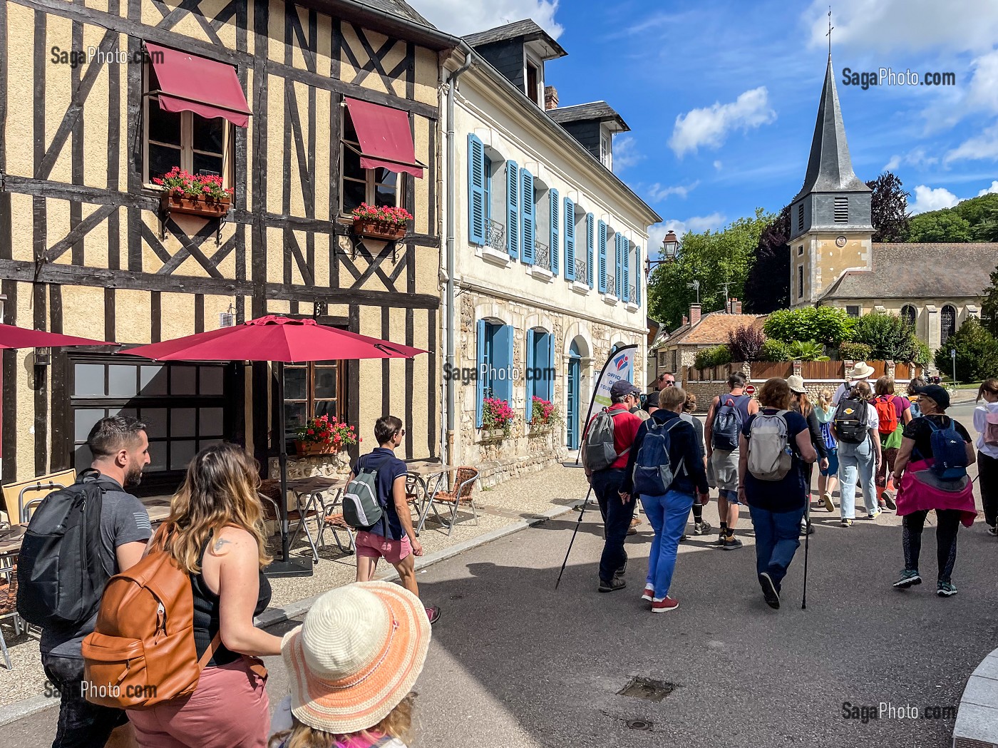 DEPART EN RANDONNEE DEPUIS LE VILLAGE, LE BEC-HELLOUIN, EURE, NORMANDIE, FRANCE 