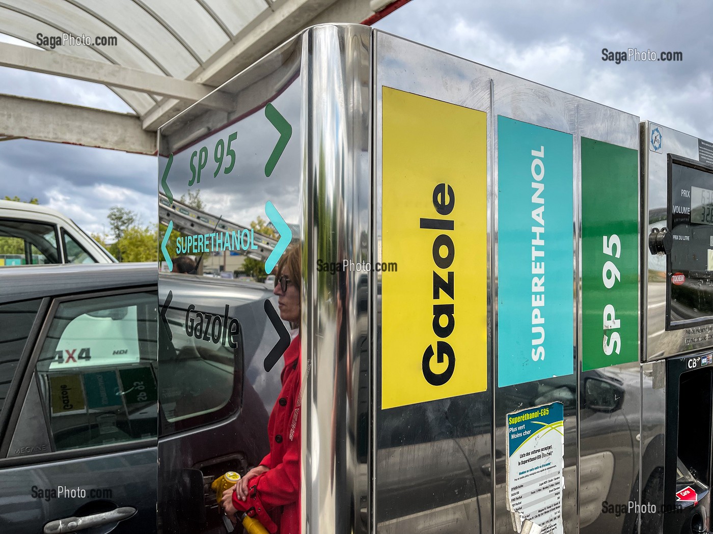 DISTRIBUTION D'ESSENCE, STATION SERVICE DE CARBURANT AVEC GAZOLE, SUPERETHANOL ET SANS PLOMB 95, L'AIGLE, ORNE, FRANCE 